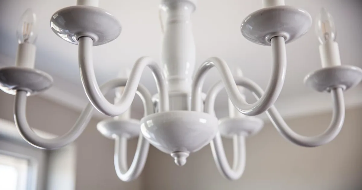 Lustre blanc : 5 idées de design pour transformer l'ambiance de votre chambre – image 2