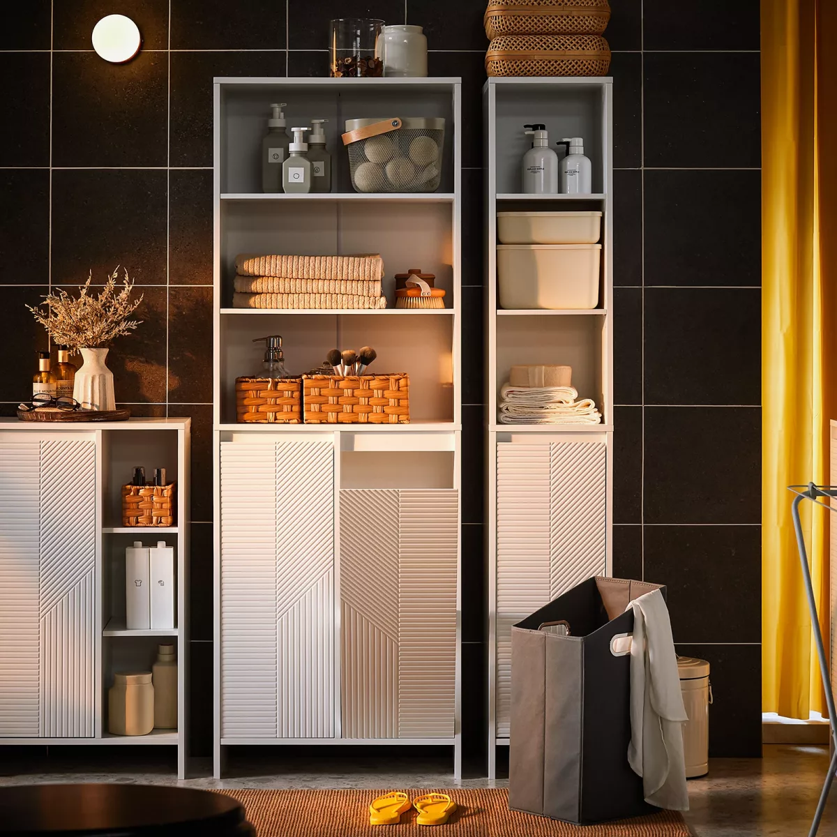 Armoire étroite blanche avec panier à linge